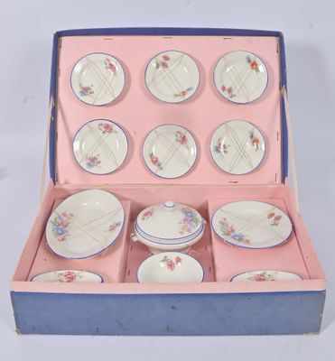 une boîte bleue contenant un ensemble d'assiettes