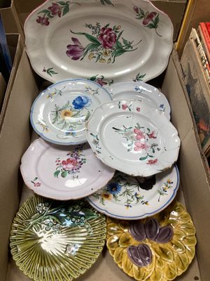 plusieurs assiettes dans une boîte posée sur une table