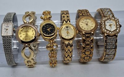 un grand nombre de montres posées sur une table