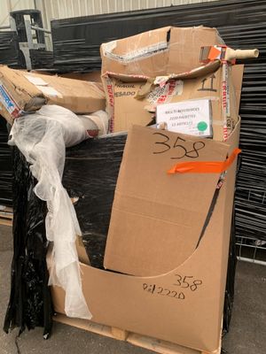 une pile de boîtes posées sur une palette