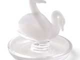 un cygne en verre posé sur une assiette en verre