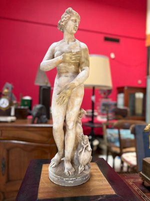 une statue posée sur une table dans une pièce
