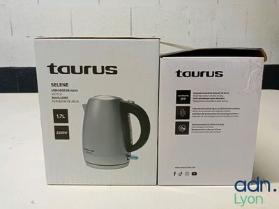 La boîte de la nouvelle bouilloire Taurus est ouverte sur la table.