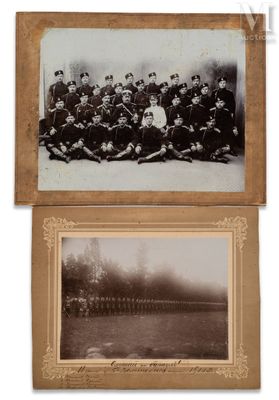 une vieille photo d'un groupe de personnes posant pour une photo