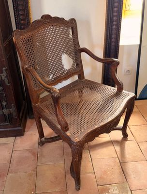 une chaise posée sur le sol d'une pièce