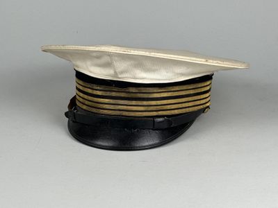 un chapeau posé sur une table