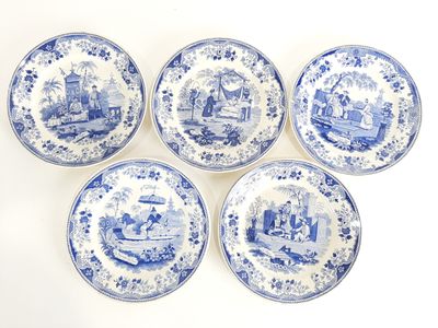 quatre assiettes bleues et blanches sur lesquelles est représentée une ville