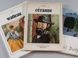 trois livres posés sur une table, avec la photo d'un homme coiffé d'un chapeau et d'une femme en robe jaune