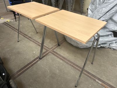 deux tables placées l'une à côté de l'autre sur le sol