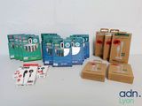 de nombreux types de brosses à dents, rangées dans des boîtes posées sur une table