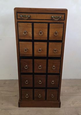 une image représentant une grande armoire en bois avec des tiroirs