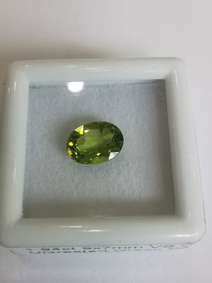 PERIDOT green VS Pakistan ovale 9 X 7 1,94ct