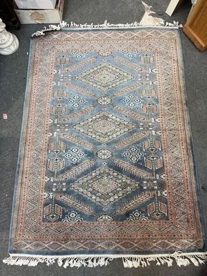 Petit tapis en laine dans les tons bleus et saumon à décor g…