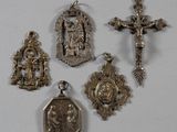 Plusieurs objets religieux sont exposés sur un fond blanc