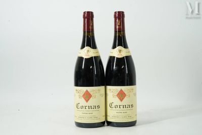 deux bouteilles de vin rouge posées l'une à côté de l'autre sur une surface blanche