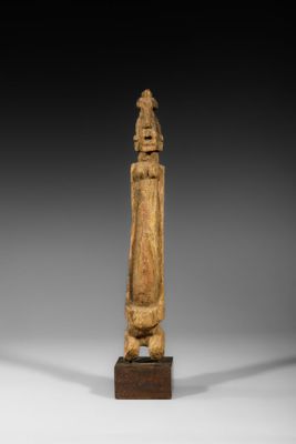 une statue en bois d'un homme avec un chapeau sur la tête