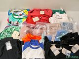 un tas de vêtements posés sur une table