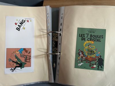 Un classeur contenant des cartes premier jour.