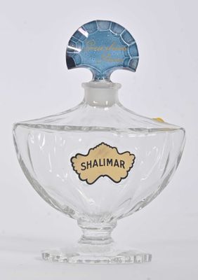 une image représentant une petite bouteille en verre avec une étiquette bleue dessus