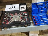 une table avec des outils dans un garage