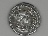 une pièce d'argent portant l'image d'un homme