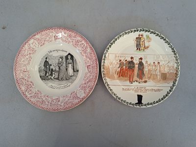 deux assiettes aux motifs différents, placées l'une à côté de l'autre