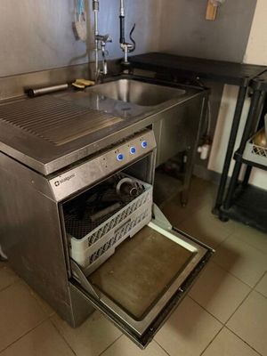 une cuisine équipée d'un évier et d'un lave-vaisselle