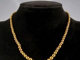 gros plan d'un collier sur un mannequin mannequin mannequin mannequin mannequin mannequin mannequin mannequin mannequin