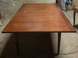 une table placée au milieu d'une pièce