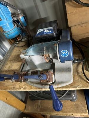 une photo d'une petite machine posée sur un établi