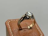 une photo d'une bague en diamant dans un étui en cuir