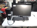un ordinateur de bureau posé sur une table blanche