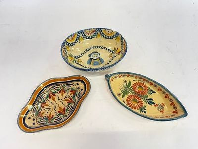 trois types différents de plats décoratifs sur un fond blanc