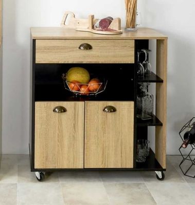 une armoire en bois sur laquelle est posé un panier de fruits