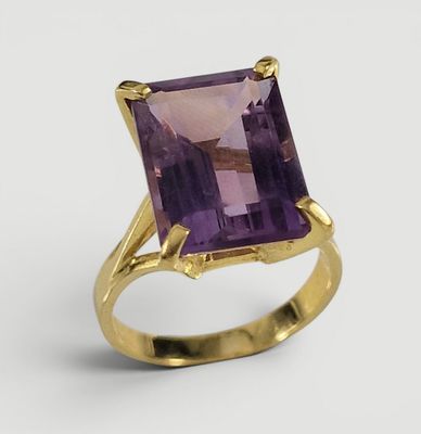 Gros plan sur une bague contenant une pierre d'améthorate