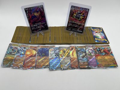 Deux jeux de cartes Pokémon sont exposés sur un présentoir en bois.