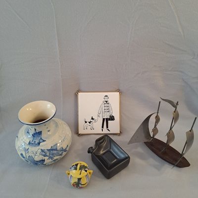 une photo représentant un ensemble d'objets posés sur une table