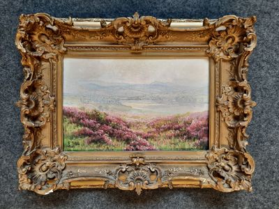 une vieille photo représentant un tableau représentant un paysage, dans un cadre doré