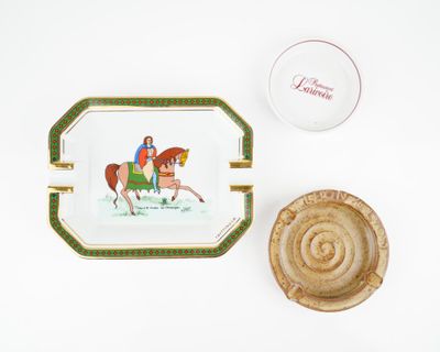 une assiette sur laquelle figure l'image d'un homme à cheval