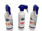 trois flacons de produits d'entretien posés sur une surface blanche