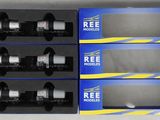 quatre cartons de bobines sont empilés les uns sur les autres