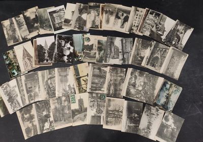 plusieurs vieilles photographies en noir et blanc de personnes et de bâtiments sur une table