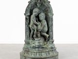 statue représentant un garçon et une fille, placée dans une niche sur un socle