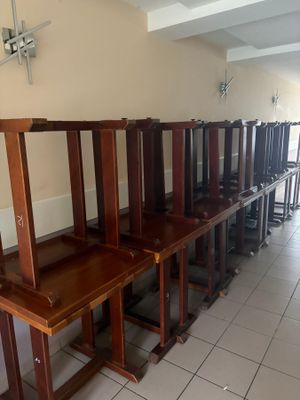 Un lot de 16 tables en bois, on y joint trois tables blanche…
