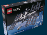 une station spatiale Lego dans la boîte posée sur la table