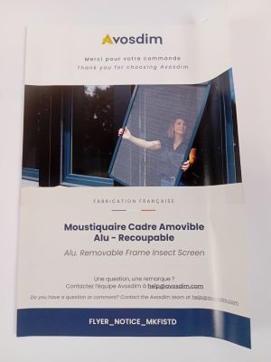 La brochure comporte la photo d'une femme en train d'ouvrir une fenêtre.