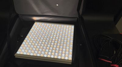 une lampe logée dans un boîtier noir