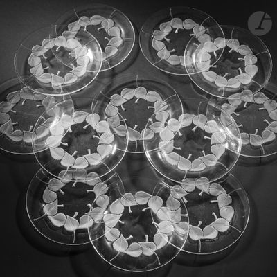 un tas d'assiettes transparentes posées sur une table