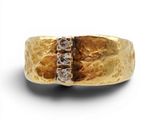 une image montrant un gros plan d'une bague en or sertie de diamants