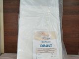 un matelas posé sur un lit dans une chambre